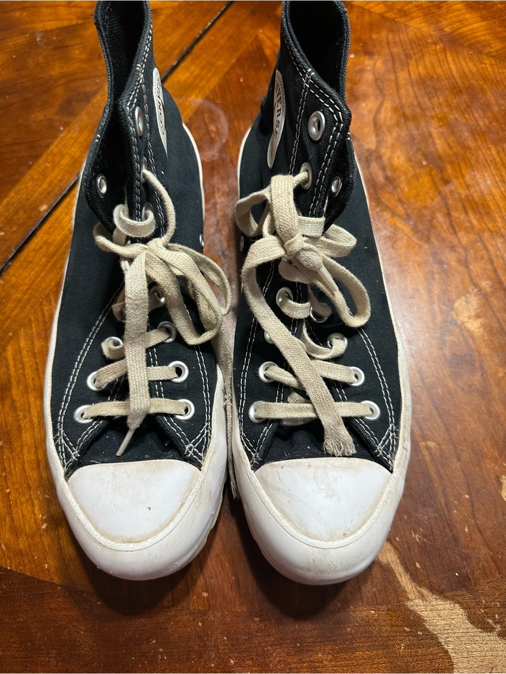Converse women’s shoe Sz 9